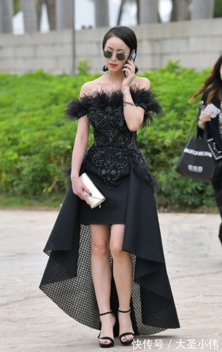 街拍|美女街拍:优雅的小姐姐,一袭抹胸礼服,凸显高贵女王范