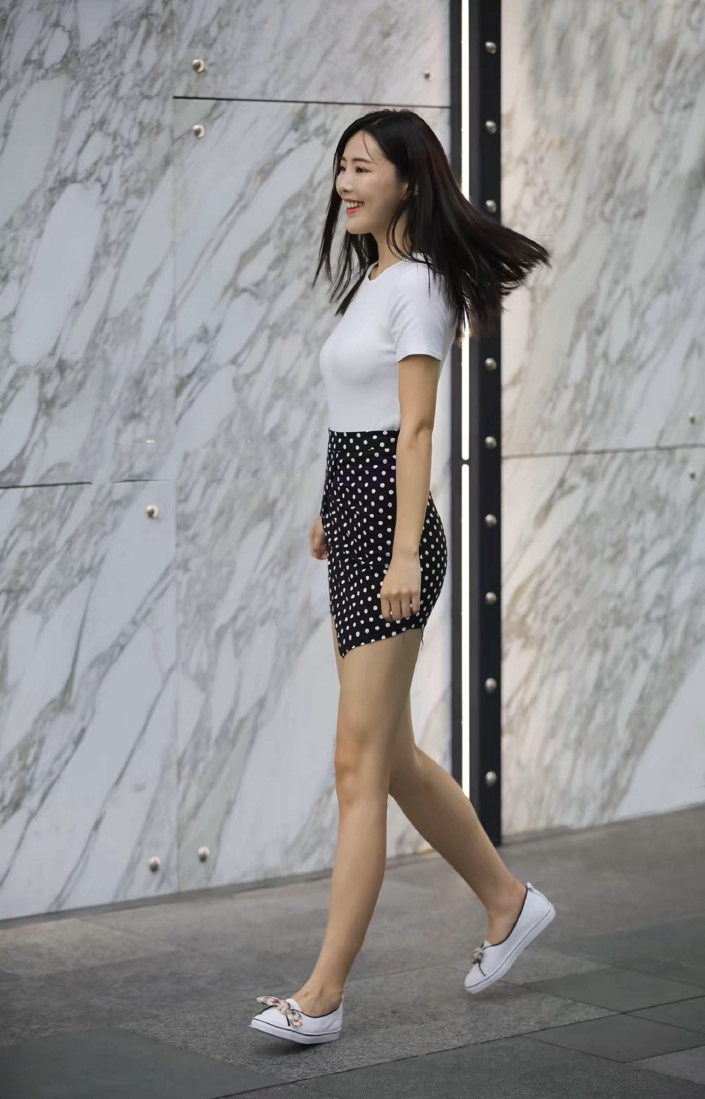 街拍年轻女生就是会穿,波点短裙搭配白色T恤,清爽减龄又俏皮