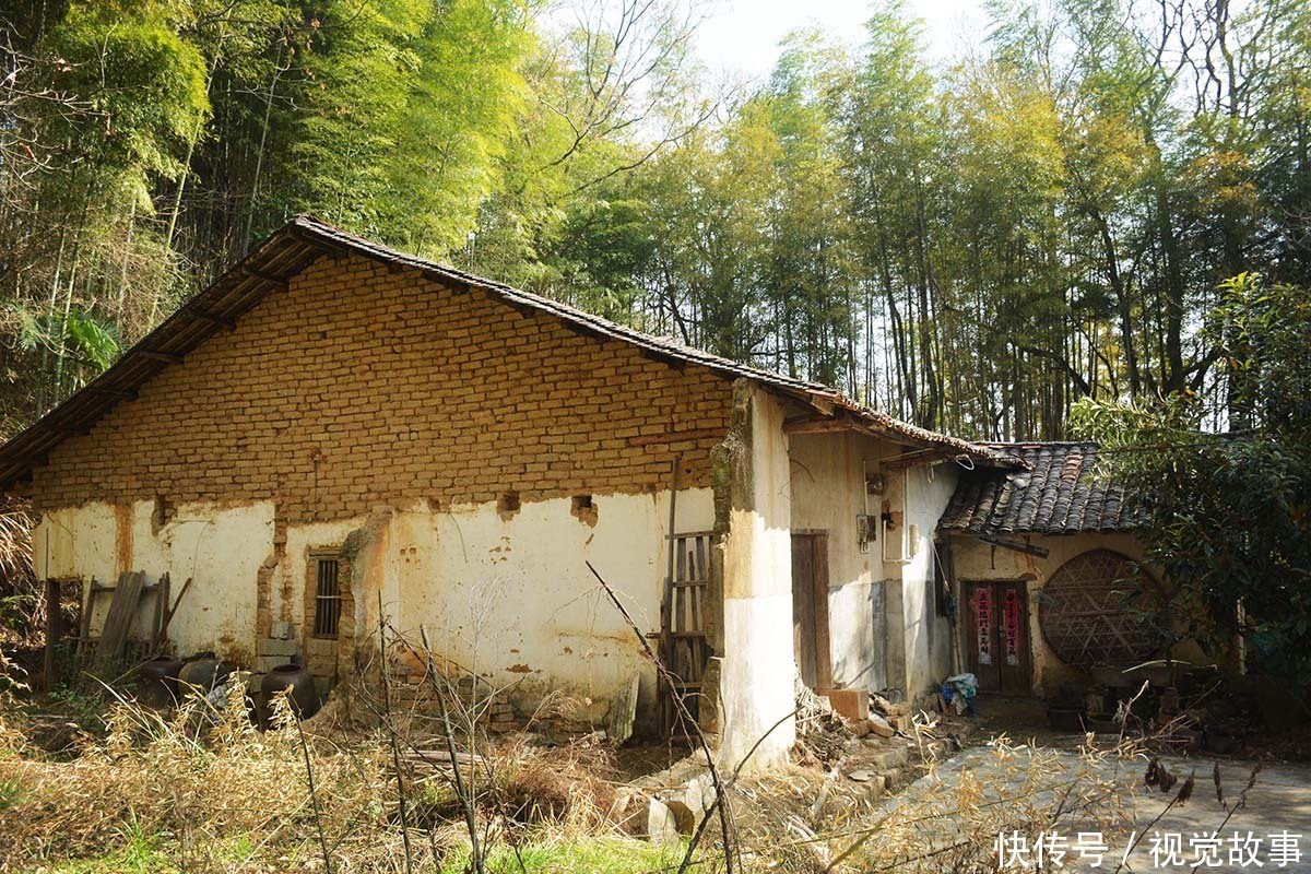 墙板|山村房屋10年无人住，村民装修“穿越时空”，看啥样子