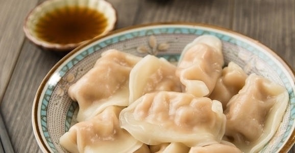 拌饺子馅，先放盐还是先放油？原来我们一直做错，难怪不鲜嫩不香