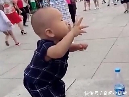 孩子|奶奶带着2岁孙子去广场，宝妈出差回来看到后，被孩子的动作逗乐