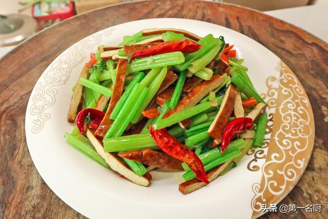 这才是芹菜炒香干最好吃的做法,芹菜爽脆香干嫩,原来是这样做的