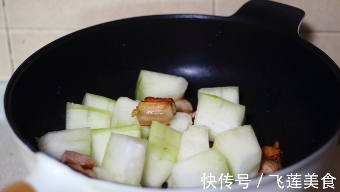 满屋|奶爸亲自下厨教你做色香味俱全的红烧冬瓜，还没出锅就满屋飘香