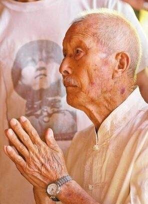 老兵|抗日老兵激战时用战友尸体挡子弹,为此内疚几十年,这么做对吗?