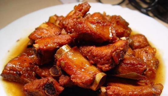 一些不油腻的家常菜是美味的,它们又嫩又多汁,它们是在家里做的