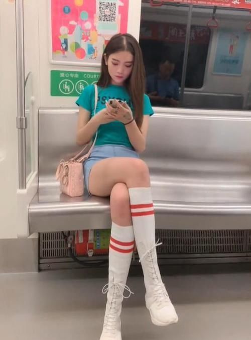 地铁上的热裤女孩，打扮精致，凸显她的不一样