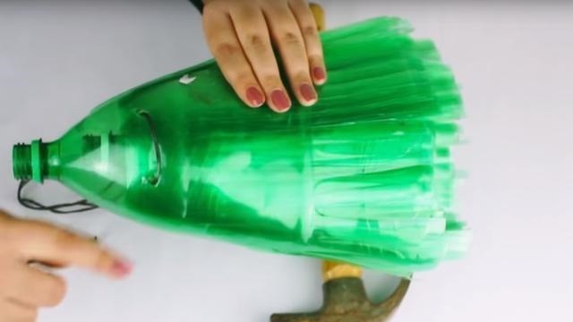 我家扫帚独一无二,忒好用!邻居见后都夸:塑料瓶做的还挺好看