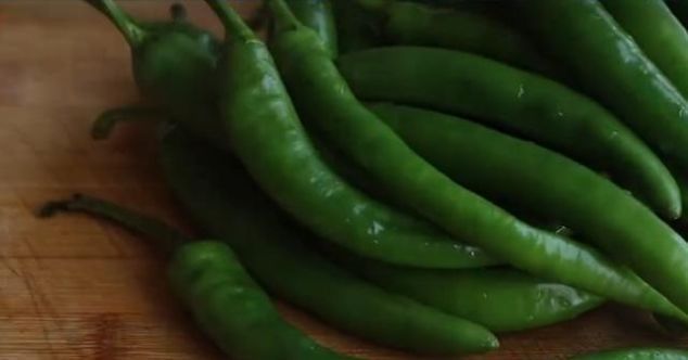 辣椒炒鸡蛋新做法，不用炒不用腌，上桌就被抢光光