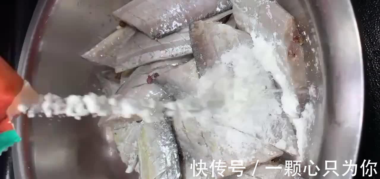 糖醋带鱼的做法，酸甜味浓肉质鲜嫩，营养丰富大人小孩都非常喜欢