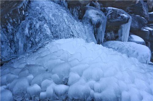冰花|飞瀑琼花层层挂 彩石溪现冰瀑奇观
