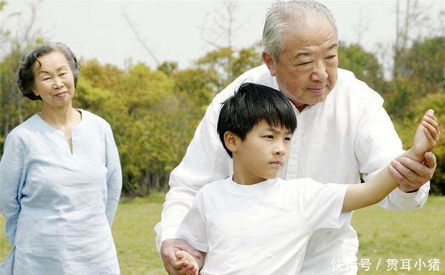 护娃|“小孩子喝你一口饮料怎么了”,奶奶无理护娃,女孩:我有肺结核