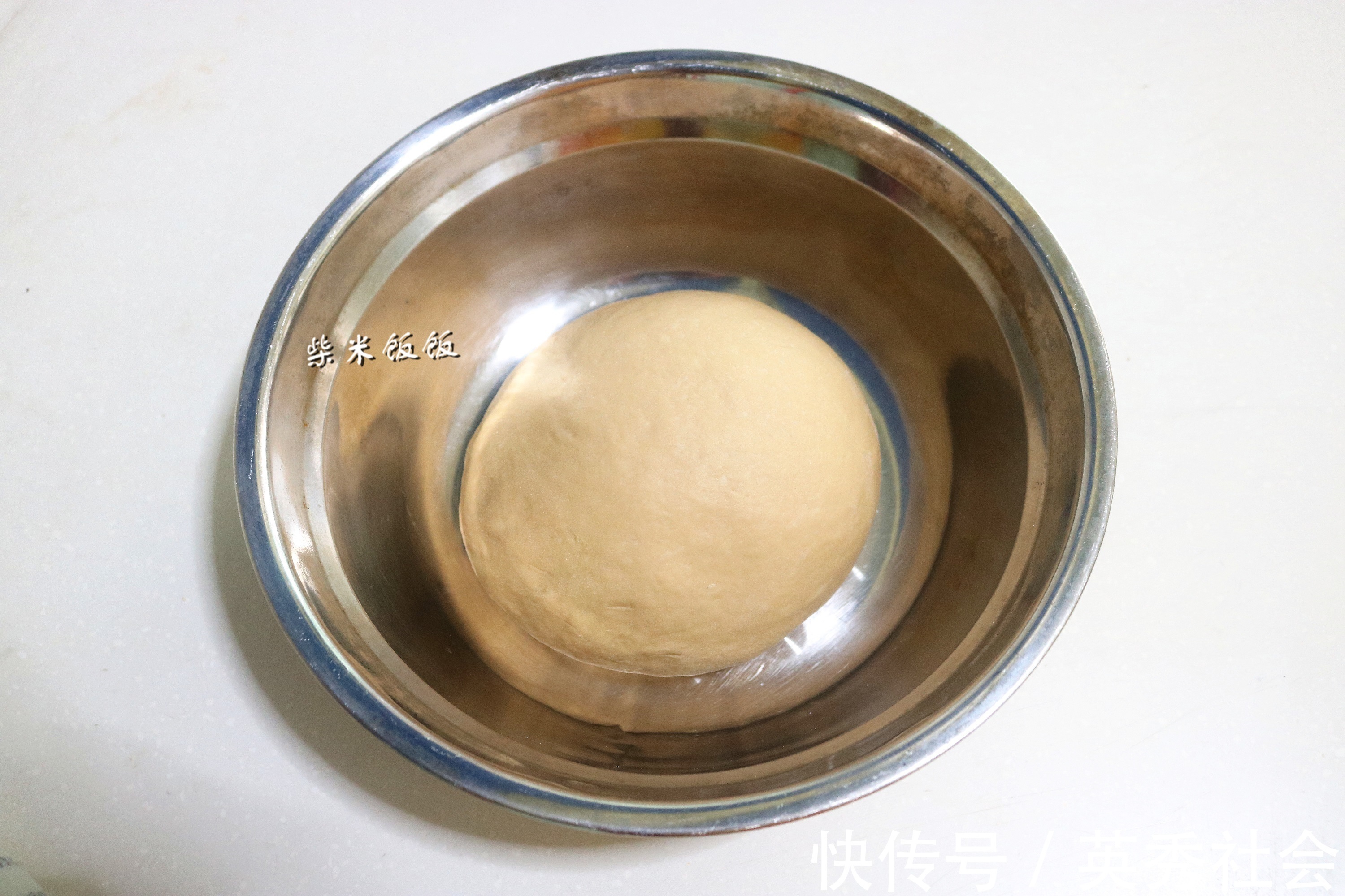 红糖|红糖馒头别买了，用这做法特别简单，不用费劲揉面，个个香软