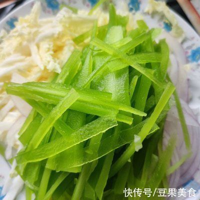 莴笋|简单快手又下饭的炒面,吃起来那叫一个香