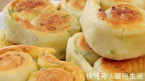 面团|面粉不要蒸馒头了,加一把小葱进去,一次做18个,家人都爱吃