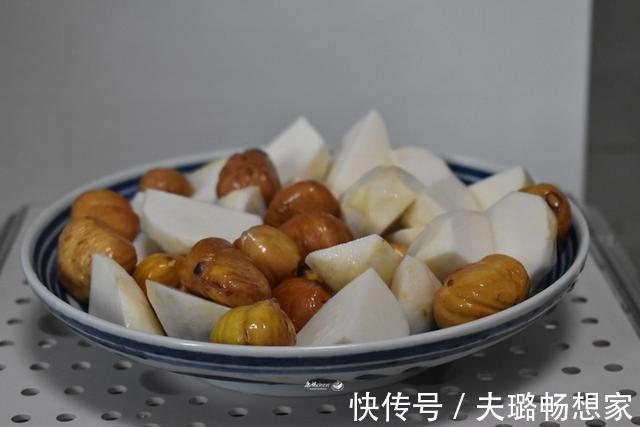 剁椒蒸芋头|秋天,遇到这食材必买3斤,便宜又营养,蒸一蒸清爽健康又好吃