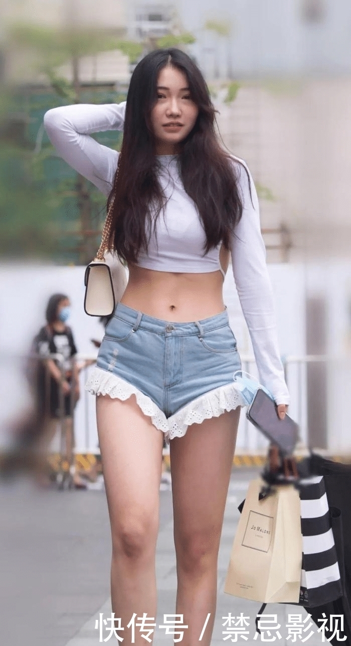 针织露脐上衣搭配牛仔裤,营造腿在胸下的视觉感,超级漂亮有活力