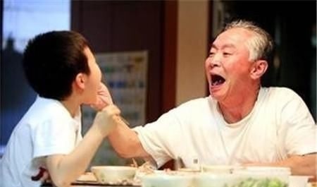 积食|这3种行为或正“偷走”孩子身高,医生:父母无知耽误孩子!