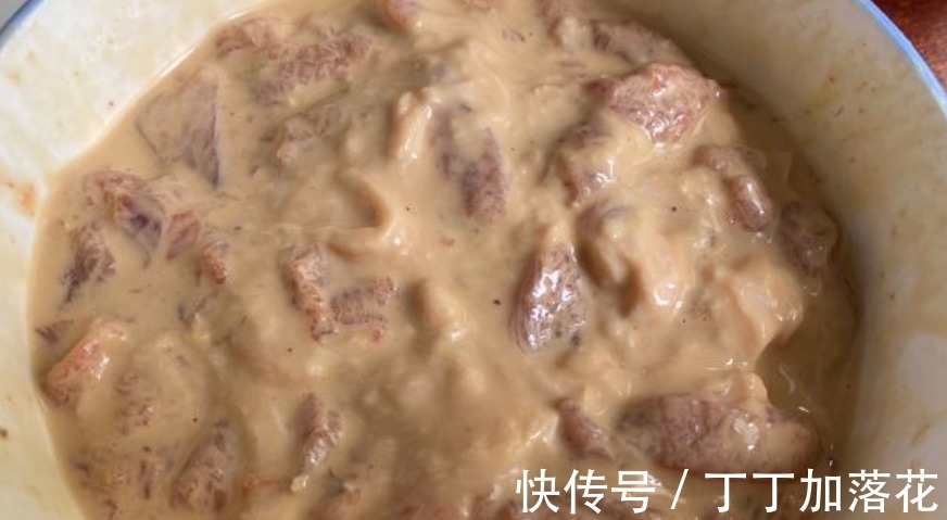 炸酥肉有讲究,牢记调面糊不加水,分享详细做法,酥脆不回软!