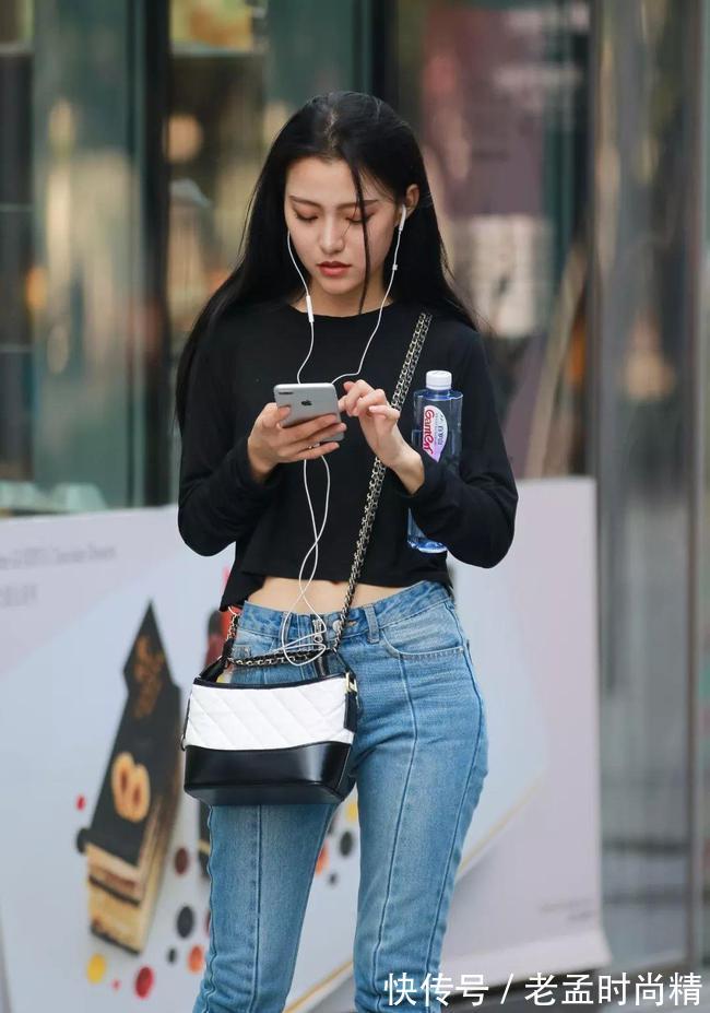 时尚|黑色针织衫搭配蓝色牛仔裤,简单时尚的穿搭方式,大方减龄有范儿