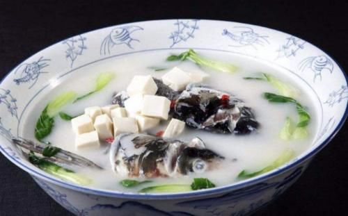  淡如水|炖鱼汤，一个动作就暴露厨艺，鱼汤寡淡如水还很腥，鱼肉也难吃