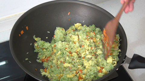 米饭这样做才好吃，颜色翠绿有食欲，粒粒分明，孩子能吃一大碗