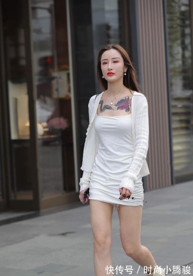 一身白色|美女一身白色搭配，很清纯的感觉，很有自己的风范