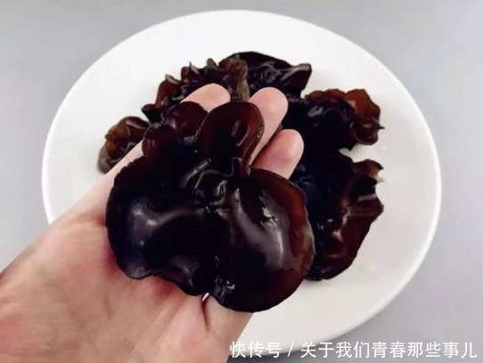 木耳一下锅就“炸锅”,太吓人?掌握4技巧,保证不炸锅,更脆爽