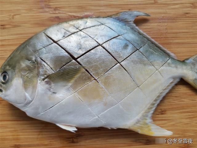 红烧金鲳鱼怎样做才好吃？教你小技巧，煎鱼皮不破，吃着味不腥