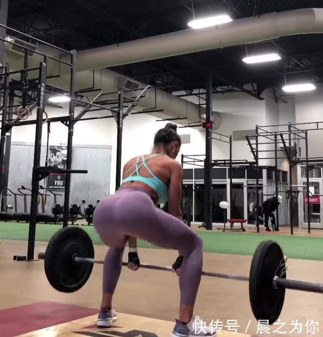 Kelsey|健身达人Kelsey Wells，当妈后每天坚持健身，塑造好身材不是问题