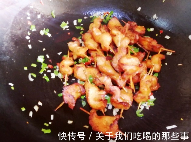 可口|鸡胸肉只会炸鸡排？学会这个做法，酥香可口，比烧烤好吃，真解馋