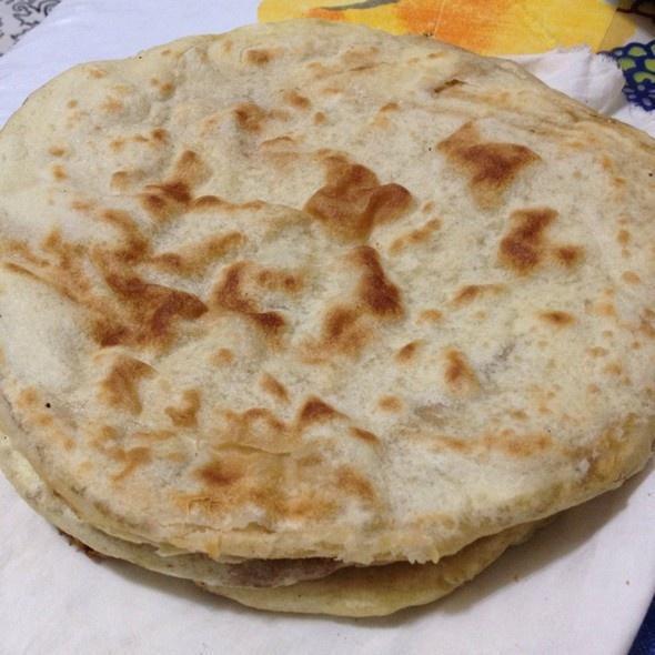 烙饼时，光刷油是不行的，多加这一步，保证烙饼外酥内软分层多