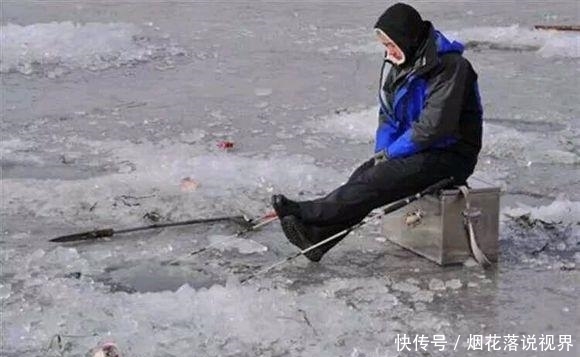 牛!陕西多名垂钓爱好者在冰面上凿洞钓鱼,好不快活