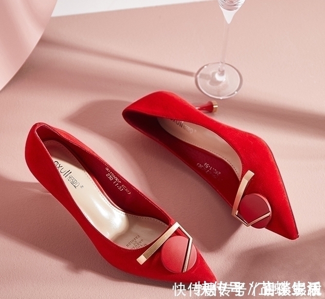 稳健 穿细跟鞋怕崴脚,穿粗跟鞋嫌不好看,4款优雅迷人的酒杯跟试试看