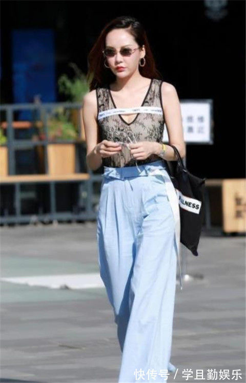 小蛮腰 美女一身黑色系搭配,尽显神秘的美感,散发成熟女性的魅力