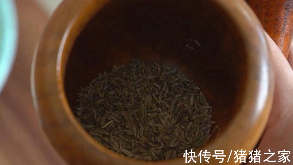 在家用烤箱也能做出滋滋美味的烤羊排，配料毫无保留分享，吃起来