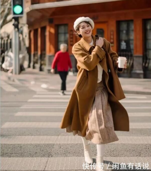 小脚|女人上了年纪,穿大衣别学小姑娘配裙子,搭这4种裤子时髦又保暖