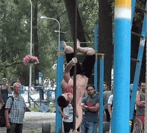 |搞笑GIF：哎呀，镜子里的帅哥是谁啊，太帅了吧，哈哈