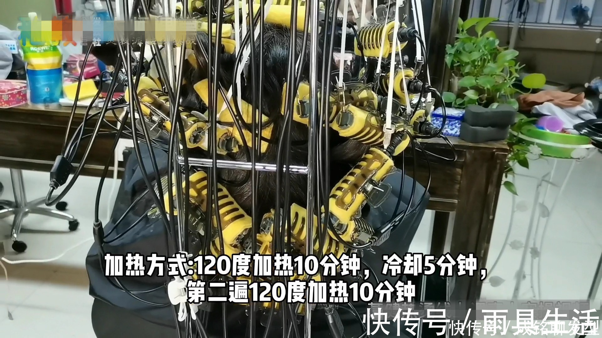 发型|50岁女士自来卷沙发发量多，头发抛光+抱团卷，柔软减龄又时髦