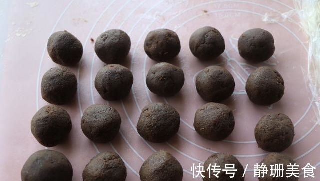 经典糕点蛋黄酥做法,7步就可上烤箱,外酥内软好吃不用花钱买