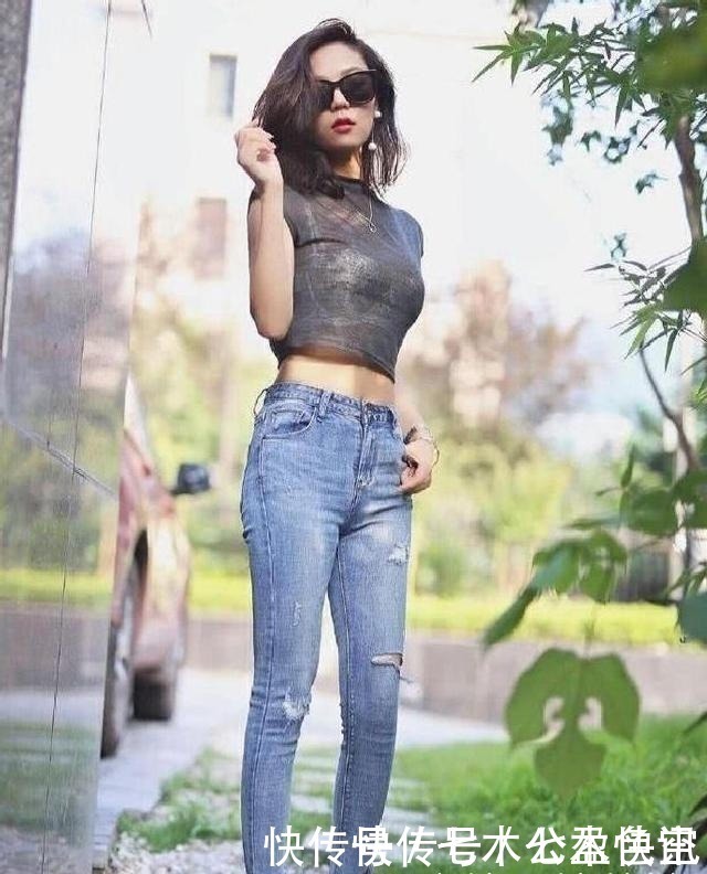 穿紧身牛仔裤的小姐姐,散发出迷人香气,身材纤细气质妩媚