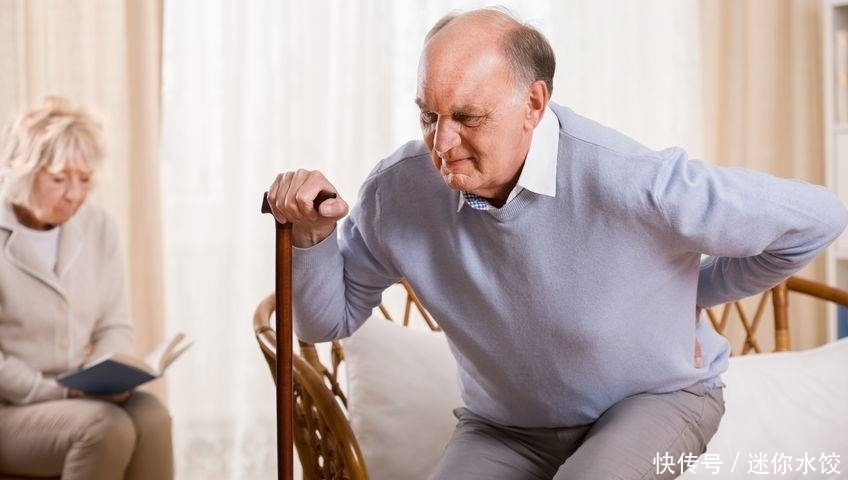 中老年弯腰驼背,或许是骨质疏松,学会这3点,教你如何调理