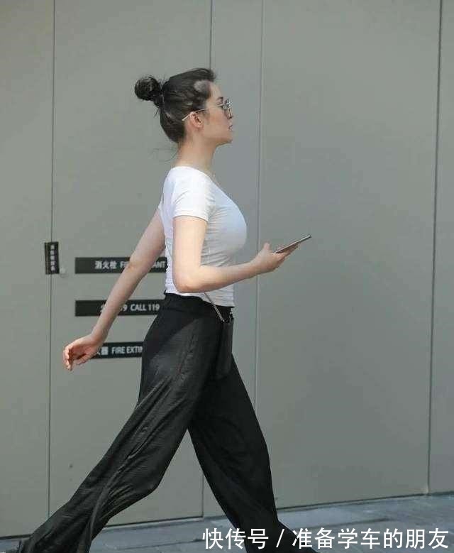 小白鞋 白色运动背心搭配宝蓝打底裤,美丽质感,让你更加的醒目!