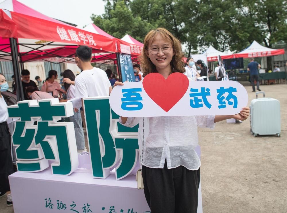 安庆一中|边高考边战胜白血病，这个女孩来武汉大学报到了