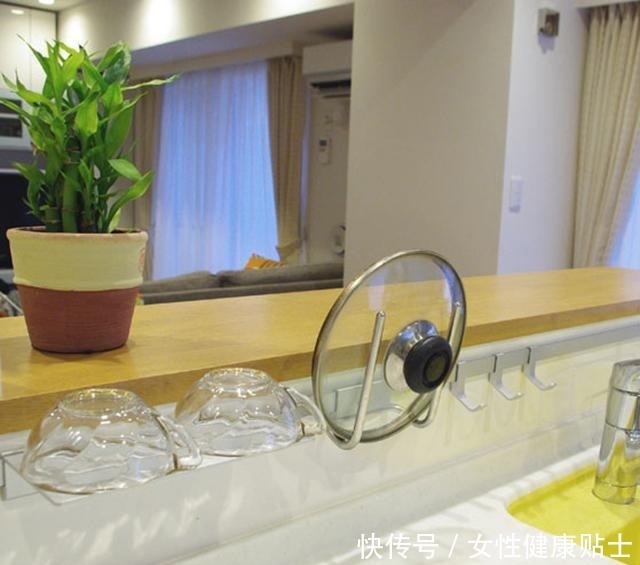 学日本人家，直接把灶台抬高了20公分，分分钟解决厨房收纳问题！