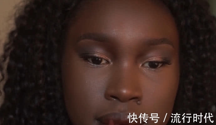 棕黄色 黑人妹子原来是这样化妆,一瓶粉底不够用,最终效果高级又性感!