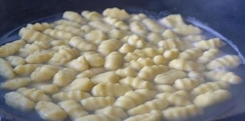 面条别再手擀了,用4根筷子做面,不用擀不用抻,劲道弹牙超过瘾