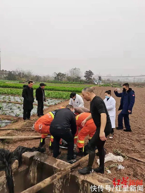 陈勇|七旬老人深陷粪池，民警毫不犹豫跳了下去，扶了30多分钟