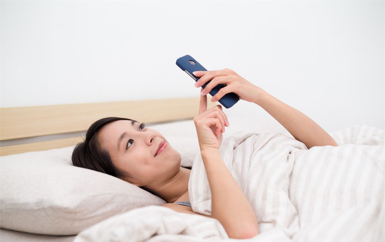 玩手机|坐月子玩手机有影响么?常玩与少玩的差距,产后半年立显