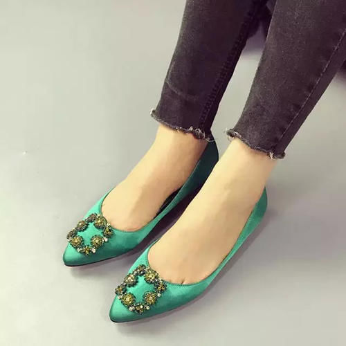 开春还在穿小白鞋？细高跟都out了，现在流行这几款