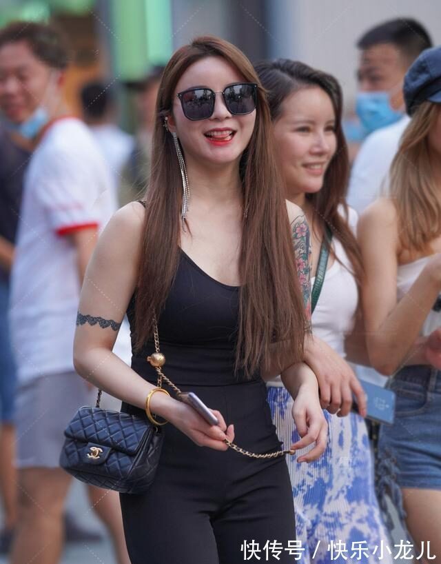 女神 打底裤的打扮尽显优雅气息,展现女神的自信,好看又不简单